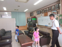 ７